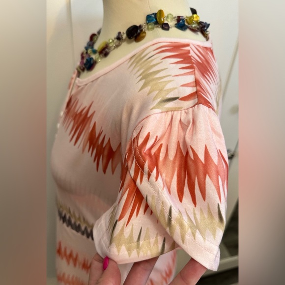 Peach V Neck Printed Dress Sz LRG With Split Accent Short Sleeves NEW! - Picture 3 of 4